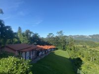 Die Gästehäuser des Hotels passen sich der Landschaft an