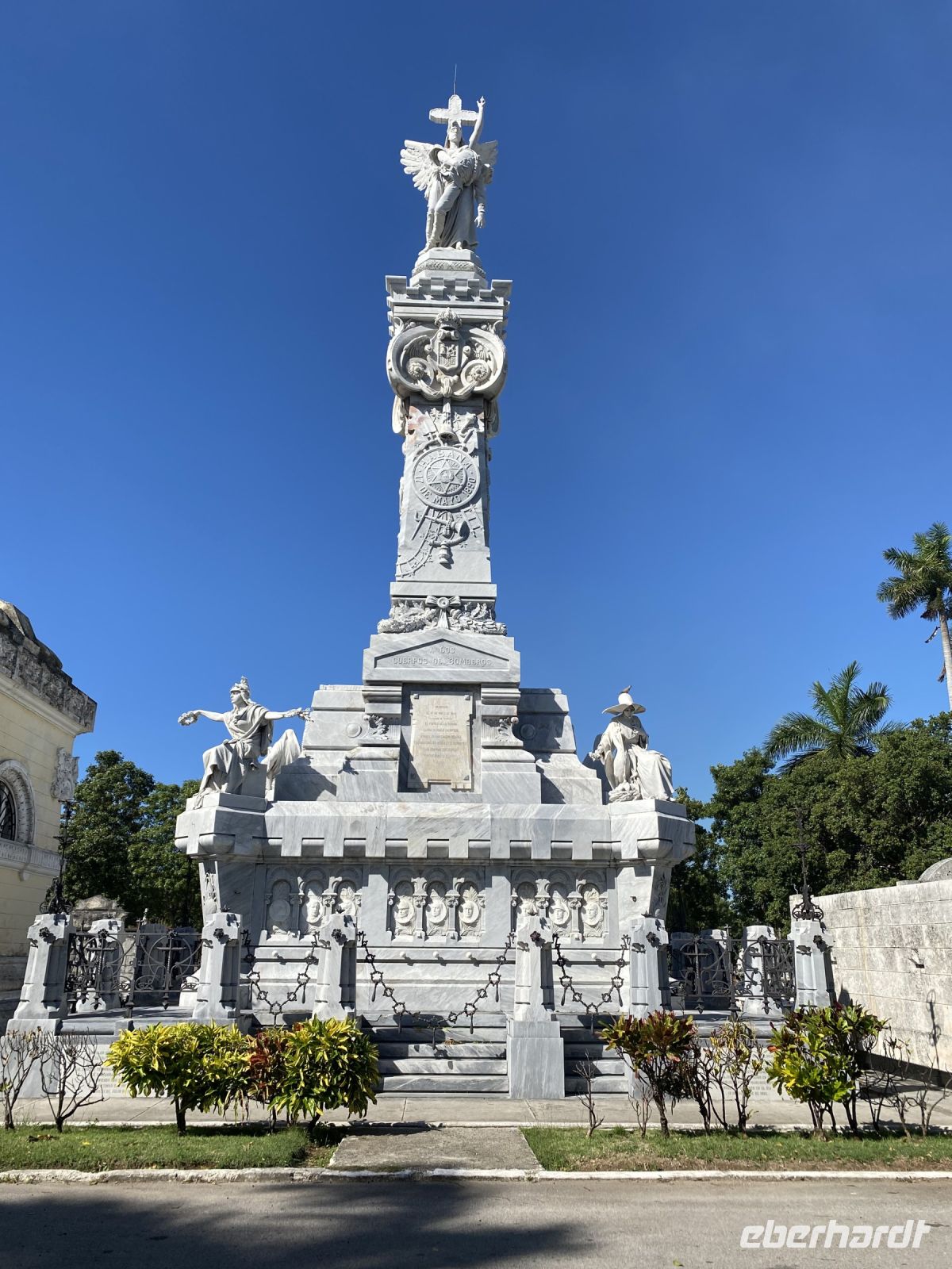 Denkmal der Feurwehrleute auf dem Friedhof