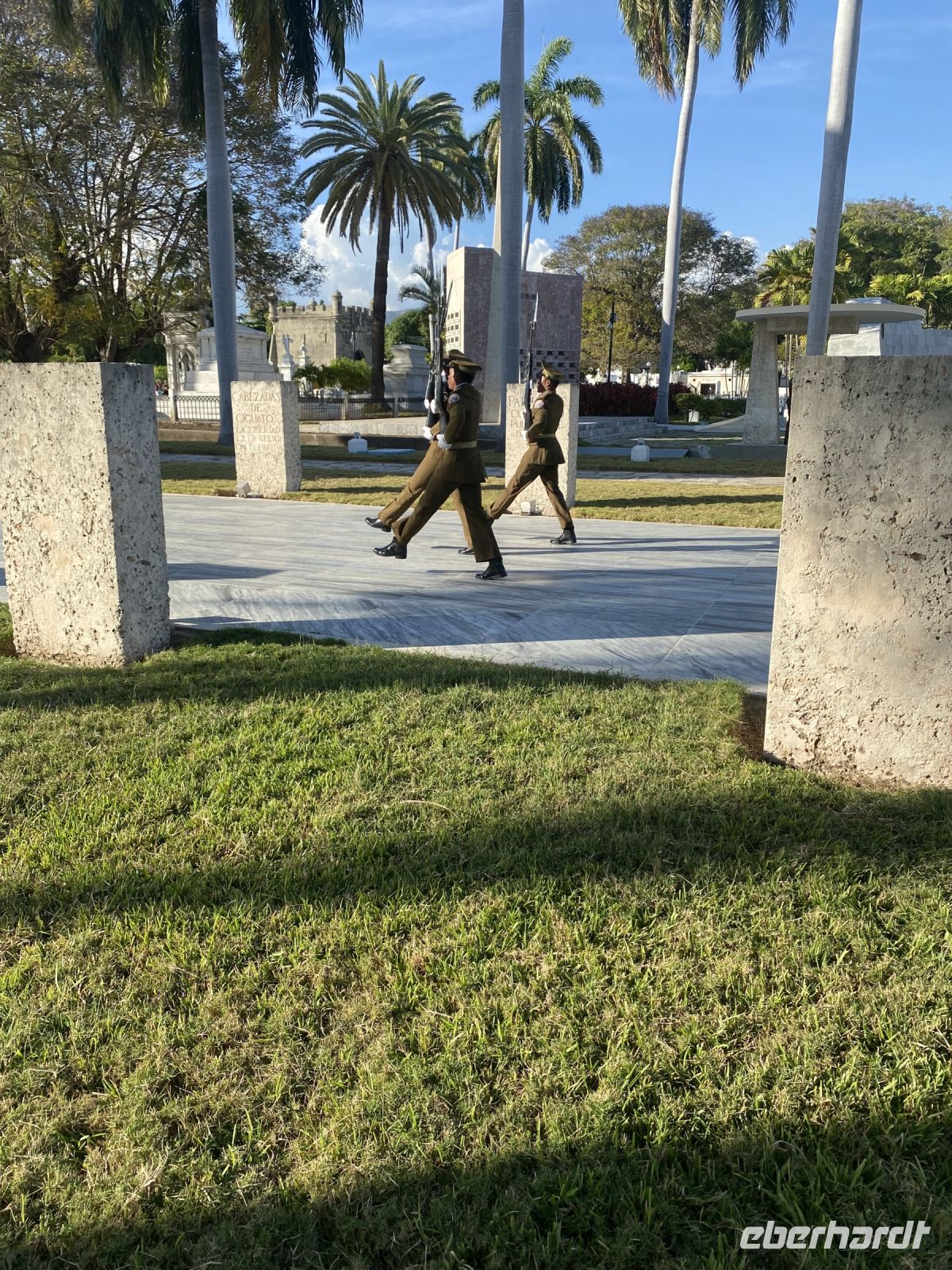 Die Ehrenwache auf dem Friedhof in Santiago de Cuba