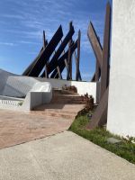 Die Macheten symbolisieren die zahlreichen Verwundungen des Generals im Unabhängiskeitskrieg