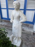 Figur im Garten des Hauses