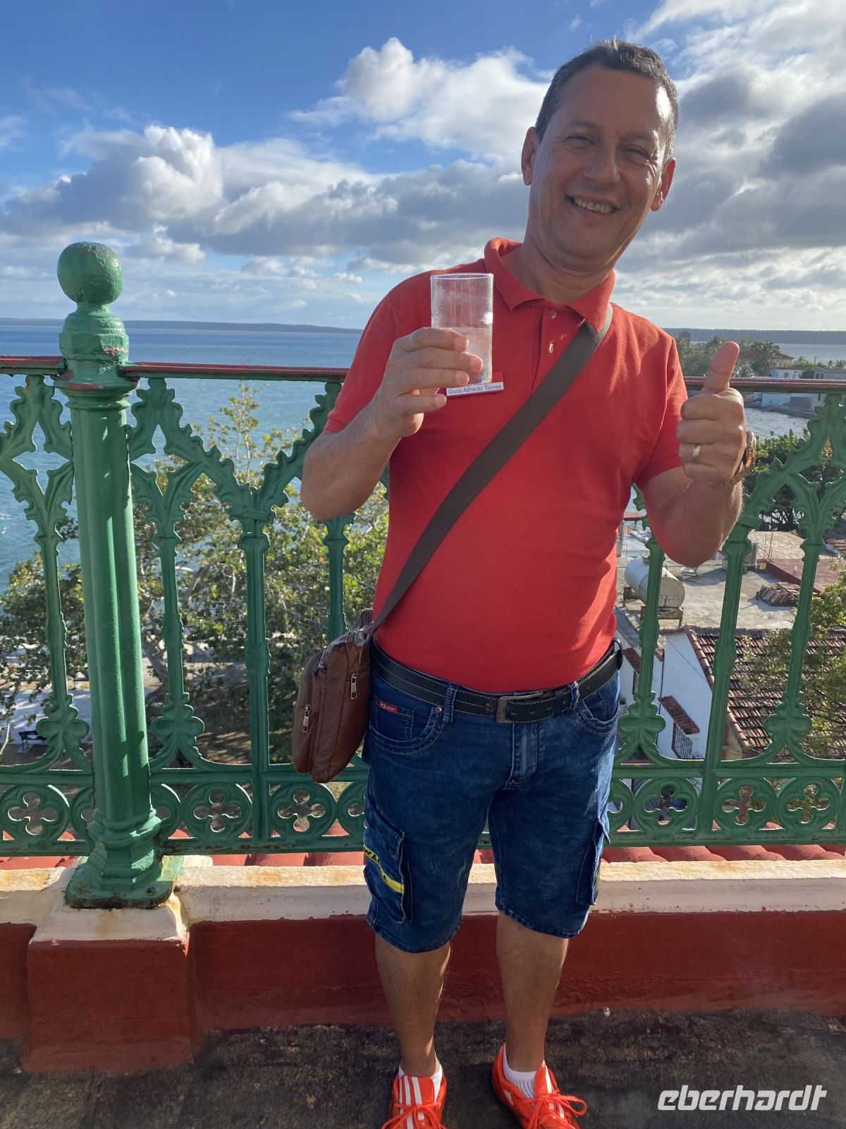 Unser Gästeführer begrüßt uns mit einem Drink auf der Terrasse des Palacio