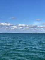 Azurblau leuchtet das Meer