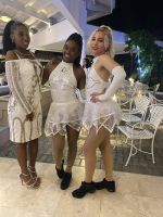 Sängerin und Tänzerinnen gemeinsam in Aktion