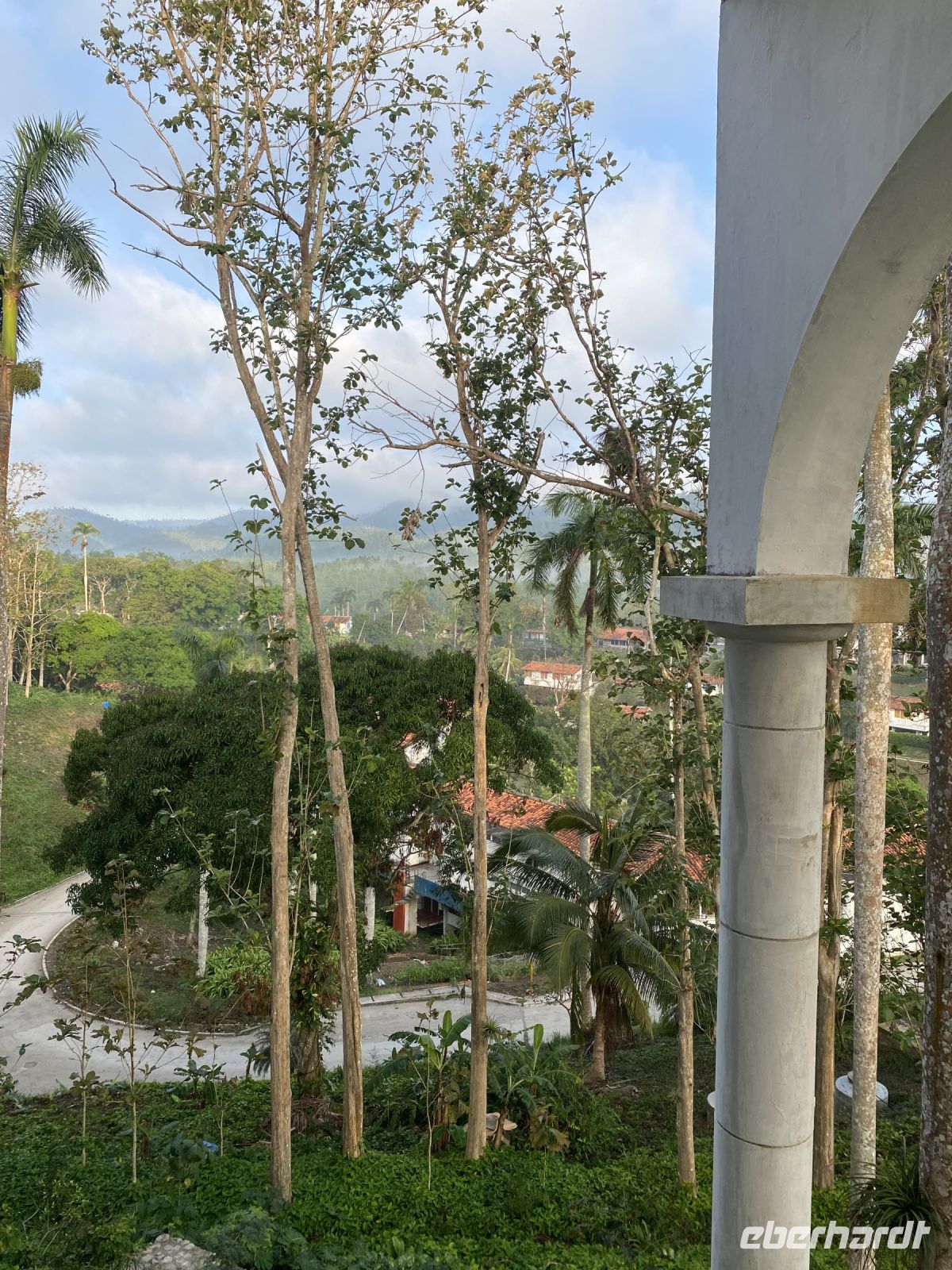 Vom Hotel kann man direkt ins Dorf schauen