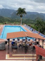 Vom Pool schaut man in die Berge