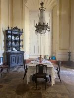 Möbel aus Edelholz, Porzellan und Glas zeugen vom Reichtum der Besitzer