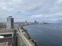 Vom Hotel schaut man auf das moderne Havanna