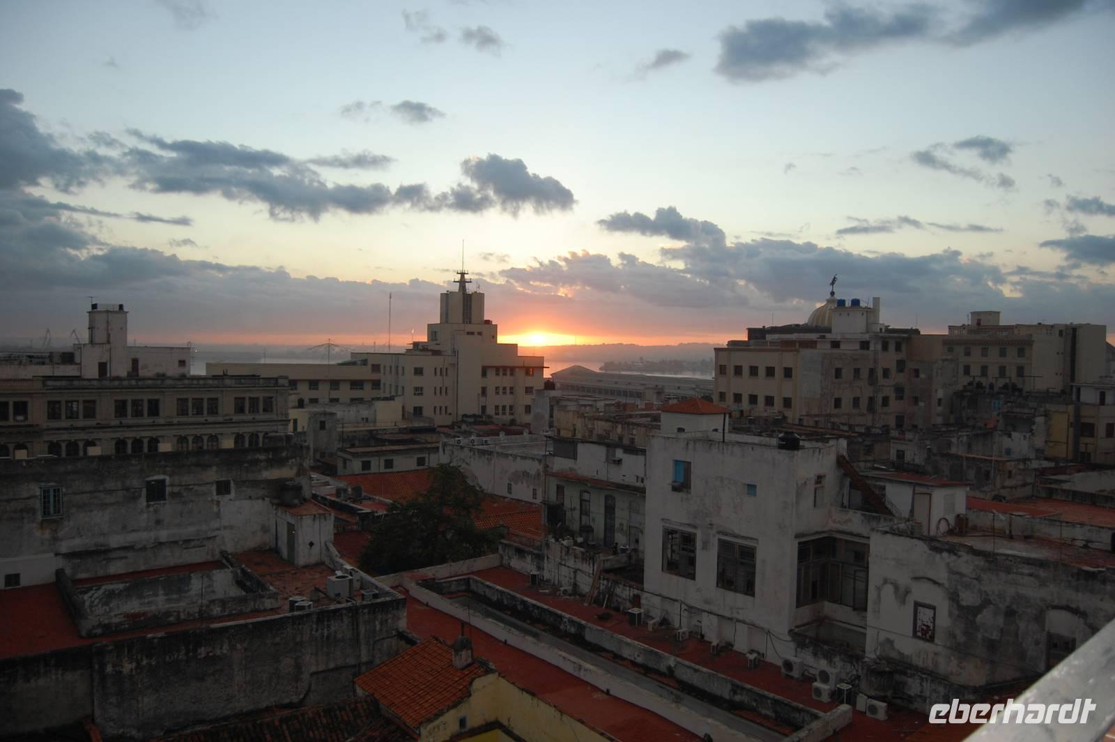 Sonnenaufgang auf der Frühstücks-Terrasse Hotel 