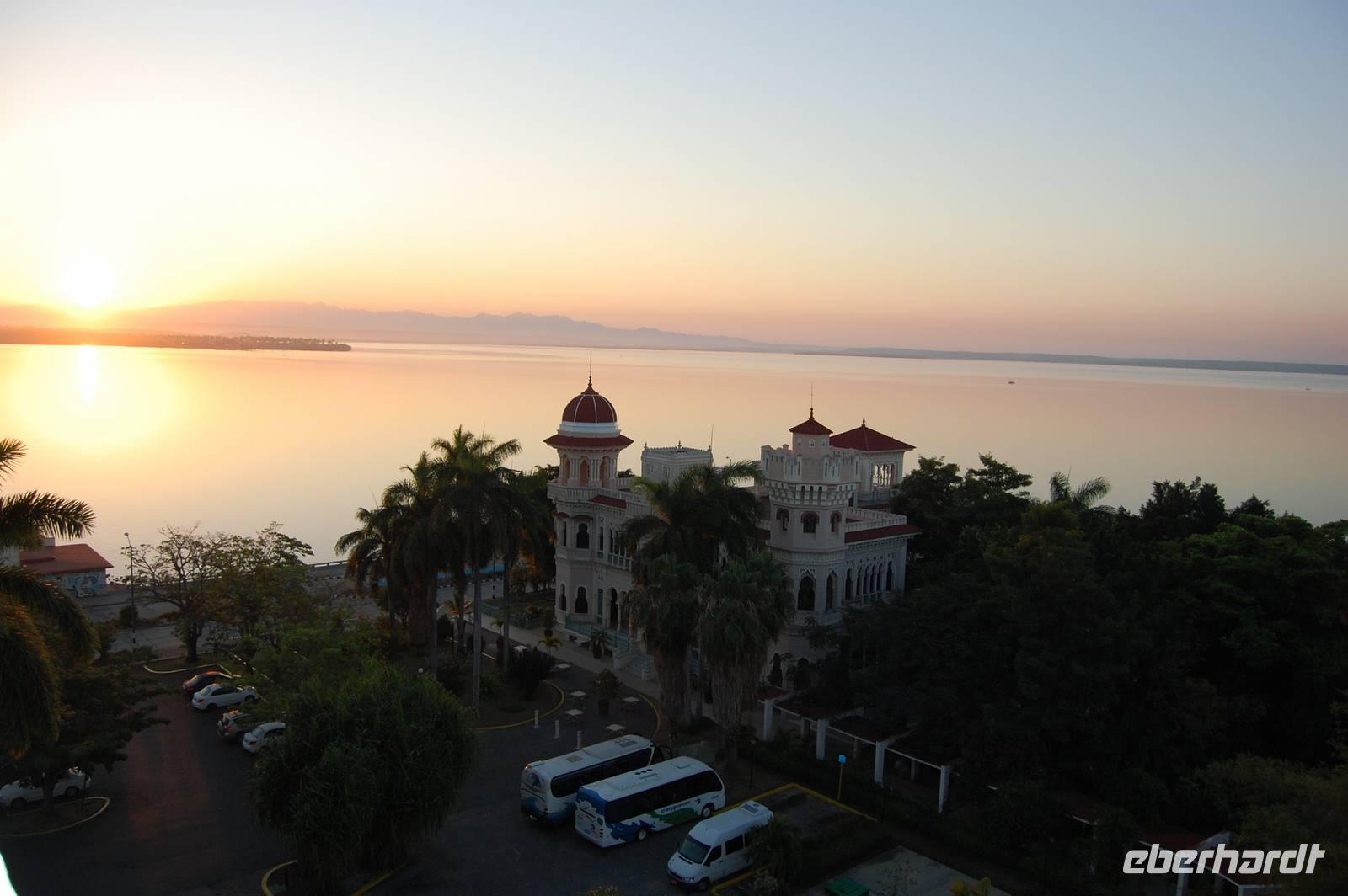 Sonnenaufgang über der Bucht von Cuenfuegos