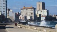 1409 Havanna - Wellen des Atlantik springen auf den Malecon