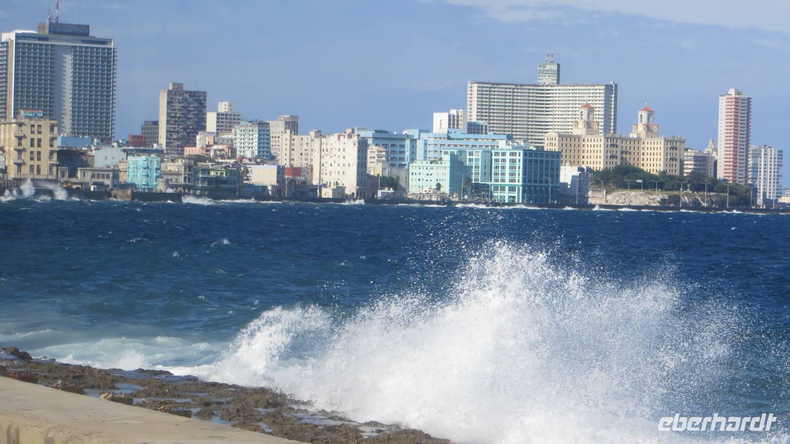 1410 Havanna - Wellen des Atlantik springen auf den Malecon