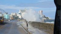 1413 Havanna - Wellen des Atlantik springen auf den Malecon