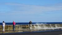 1420 Havanna - Wellen des Atlantik springen auf den Malecon