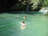 Bad in einem natürlichen Wasserbecken im Guanayara Naturpark