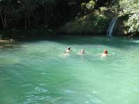 Bad in einem natürlichen Wasserbecken im Guanayara Naturpark