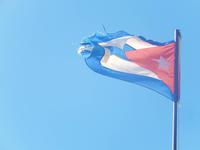 Kubanische Flagge im Wind
