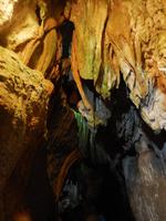 Spaziergang durch die Höhle