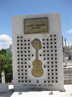 Cementerio Santa Ifigenia - Grabmal des  Musikers Compay Segundo vom 