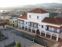 Blick von der Dachterrasse unseres Hotels Casa Granda auf das Rathaus von Santiago de Cuba 