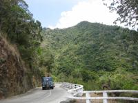 ... auch LKWs quälen sich hier entlang