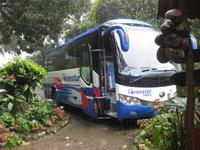 Unser Bus in der Kakaoplantage - leider regnet es