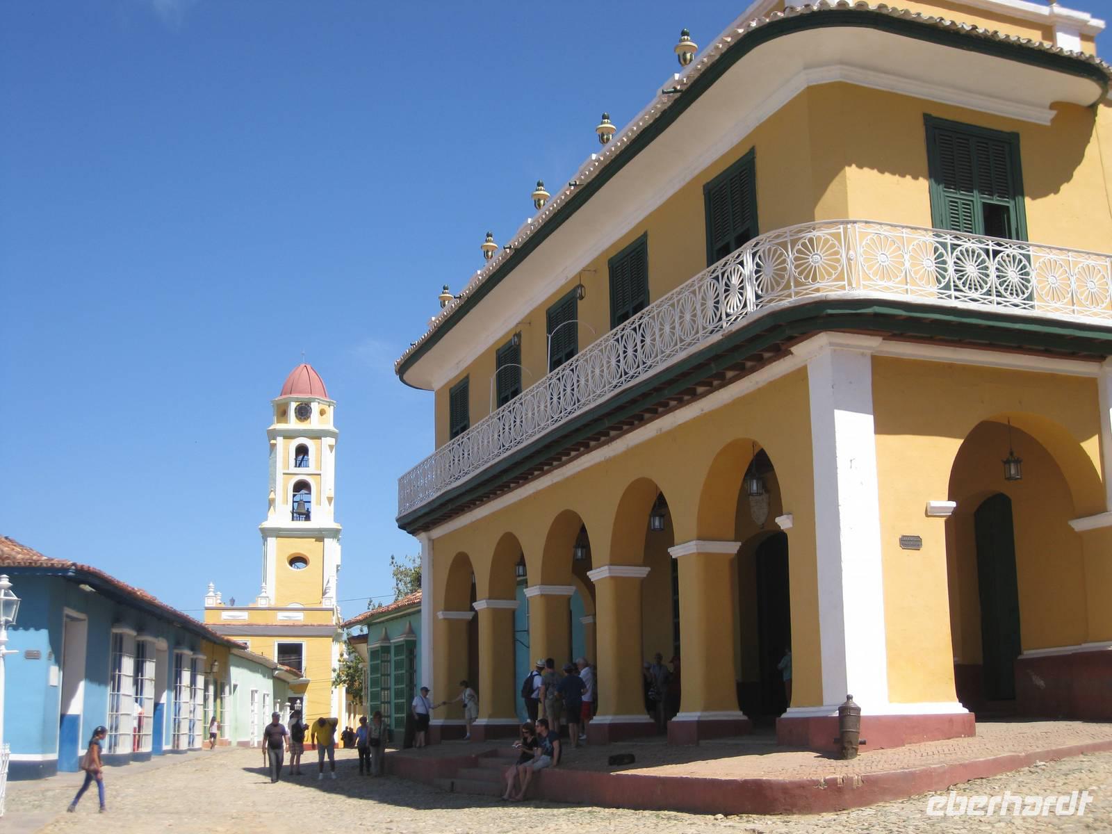 Trinidad - der Turm des Franziskaner Klosters San Francisco de Asis und der Palacio Brunet an der Plaza Mayor