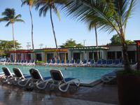 und der Pool mit den Zimmern im Motelbereich