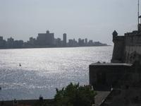 Havanna - Blick von der Fortaleza de San Carlos de la Cobana auf die Skyline 