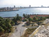 Havanna - Blick von der Fortaleza de San Carlos de la Cobana auf die Skyline 