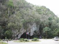 Eingang zur Höhle und Durchgang zum Palenque de Cimarrones im Vinales-Tal