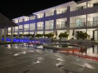 Das Hotel Melia Trinidad Peninsula bei Nacht