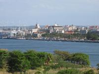 Havanna - Blick von der Fortaleza de San Carlos de la Cobana auf die Skyline 
