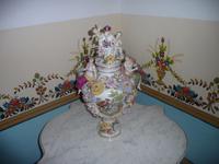 sogar eine Meissen Vase ziert das Wohnzimmer