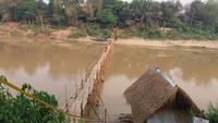 Bambusbrücke über den Nam Khan River - Seitenfluss des Mekong 