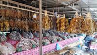 Straßenmarkt auf dem Weg nach Vientiane - Trockenfisch 