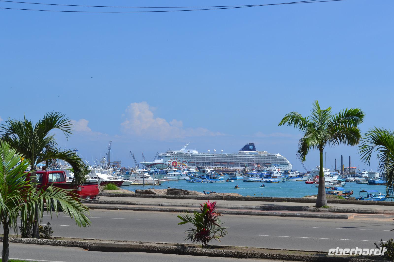 Unser Schiff - die Norwegian Sun im Hafen von Manta