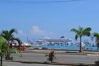 Unser Schiff - die Norwegian Sun im Hafen von Manta