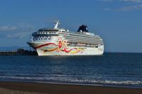 Unser Schiff - die Norwegian Sun im Hafen von Puntarenas