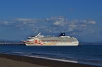 Unser Schiff - die Norwegian Sun im Hafen von Puntarenas