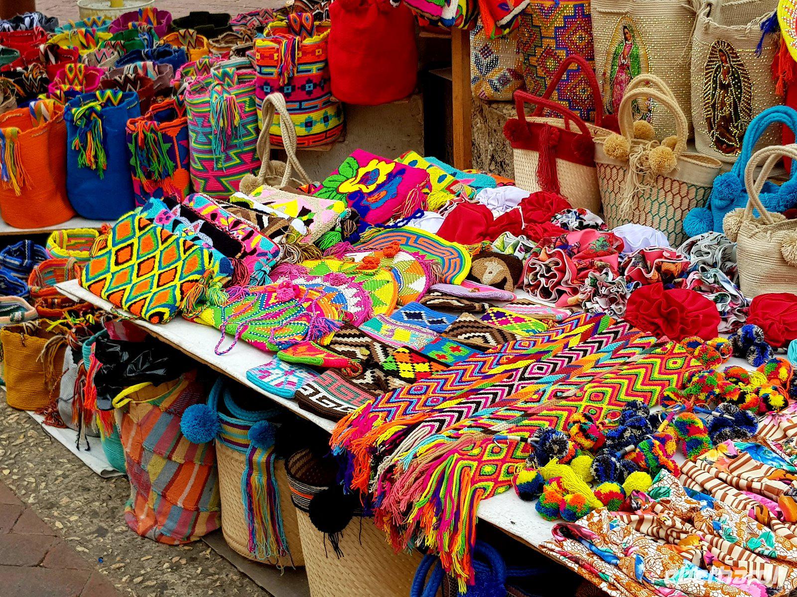 kleine bunte Rucksäcke typisch für Cartagena