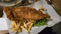 traditionell mit Fish & Chips
