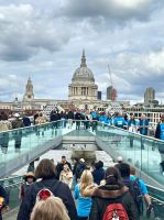 Blick von der Millenium Bridge auf St. Paul's Cathedral
