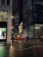 The Gherkin bei Nacht - früher überstrahlte dieses Hochhaus die City of London, heute ist es zwischen Wolkenkratzern versteckt