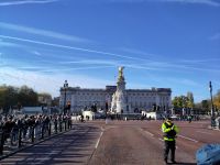 Victoria Memorial und Buckgham Palace - im Vordergrund ein Bobby