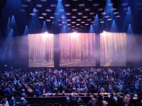 Wir hatten wirklich gute sicht auf die Bühne: Was würde hier gespielt? Prokofjiews Peter und der Wolf? - Nein! ABBA! 