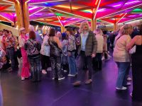 Glitzer, Pailetten und Benny-look-alike-Perücke 