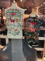 Wenn in London bereits im November alles auf Weihnachten ausgelegt ist, dannn auch das ABBA-Merchandising
