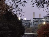 Der Mond über dem stillgelegten Battersea-Kraftwerk