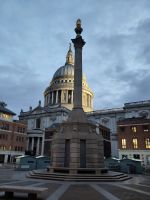 Die untergehende Sonne beleuchtet die St. Peter nachempfundene Kuppel der St. Paul's Cathedral